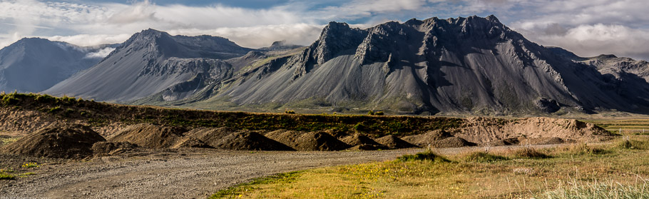 A panorama of the ranges behind Hof Cottages